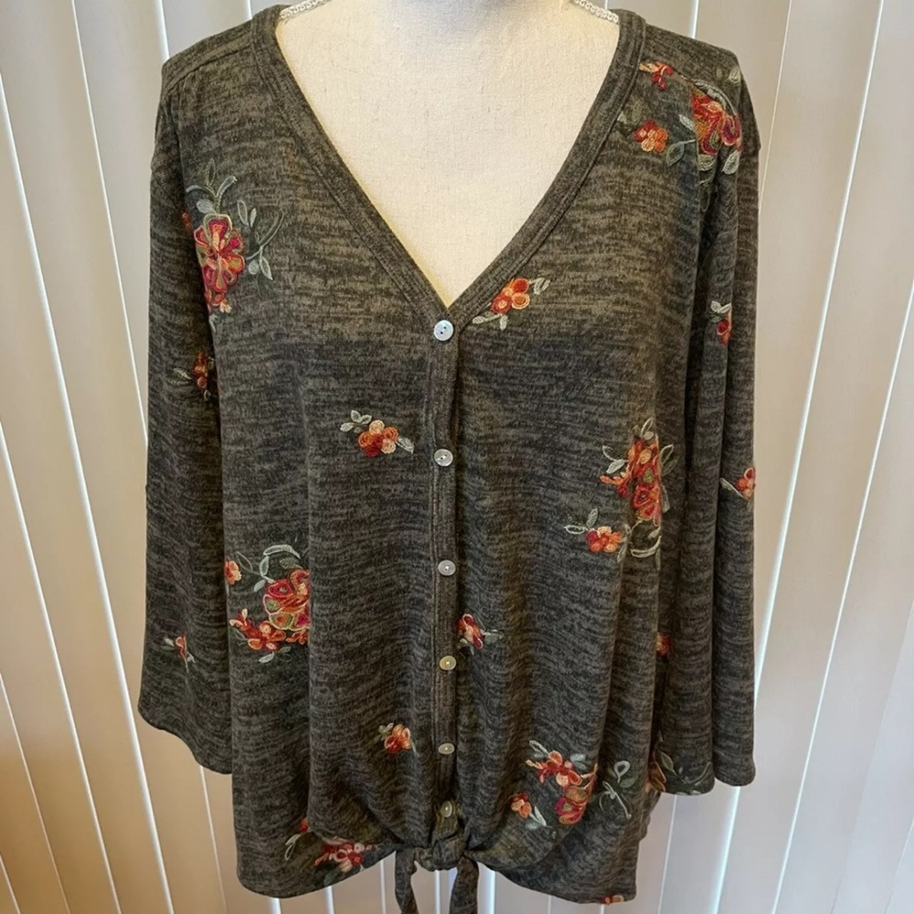 Fig & Flower 3XL Heathered Olive Floral Embroidered Tie Front 3/4 Sleeve Top